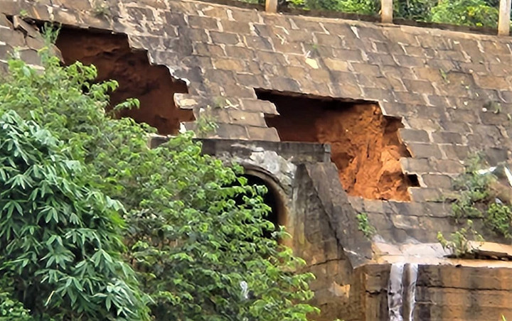 Mưa lớn kéo dài, nhiều tuyến đường ở Kon Tum hư hỏng nặng - 3