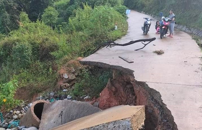 Mưa lớn kéo dài, nhiều tuyến đường ở Kon Tum hư hỏng nặng - 5