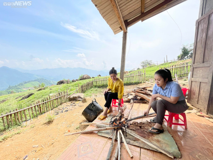 Sau ngày khai giảng, cô giáo nhóm lửa, nấu mì Quảng ‘đãi’ học trò vùng cao - 1