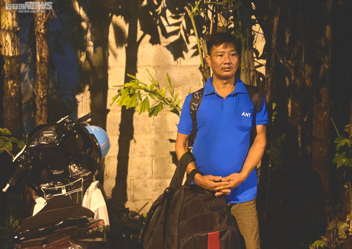 Cháy quán karaoke ở Bình Dương: Người nhà quặn lòng ngóng tin trước bệnh viện - 3