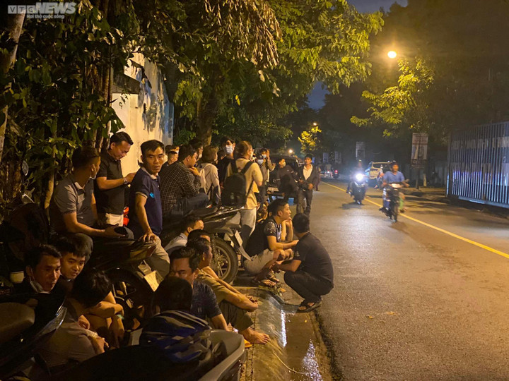 Cháy quán karaoke ở Bình Dương: Người nhà quặn lòng ngóng tin trước bệnh viện - 2