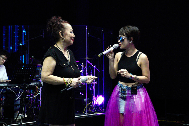 Uyên Linh sẵn sàng bỏ mặc người yêu để đi với bạn thân - 2