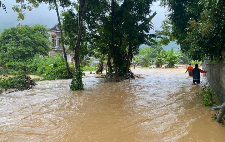 Phú Thọ: Công an dầm mưa cảnh báo lũ, giúp dân sơ tán - 7