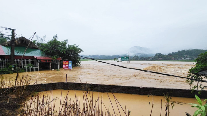 Phú Thọ: Công an dầm mưa cảnh báo lũ, giúp dân sơ tán - 10