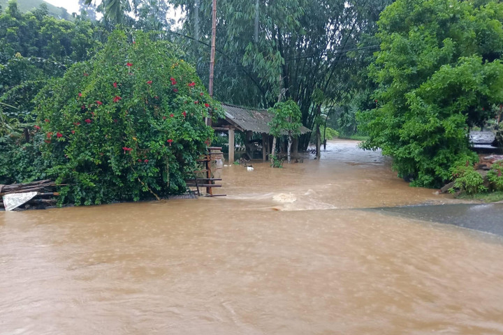 Phú Thọ: Công an dầm mưa cảnh báo lũ, giúp dân sơ tán - 3