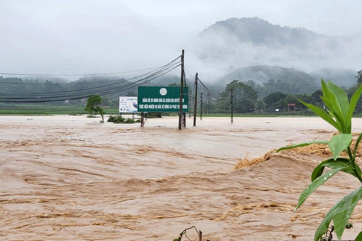 Phú Thọ: Công an dầm mưa cảnh báo lũ, giúp dân sơ tán - 4