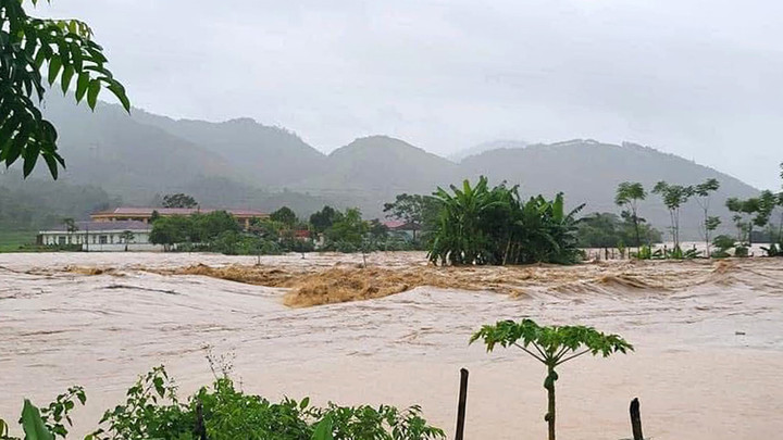 Phú Thọ: Công an dầm mưa cảnh báo lũ, giúp dân sơ tán - 5