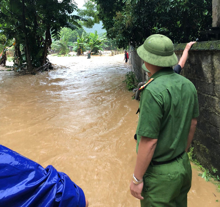 Phú Thọ: Công an dầm mưa cảnh báo lũ, giúp dân sơ tán - 6