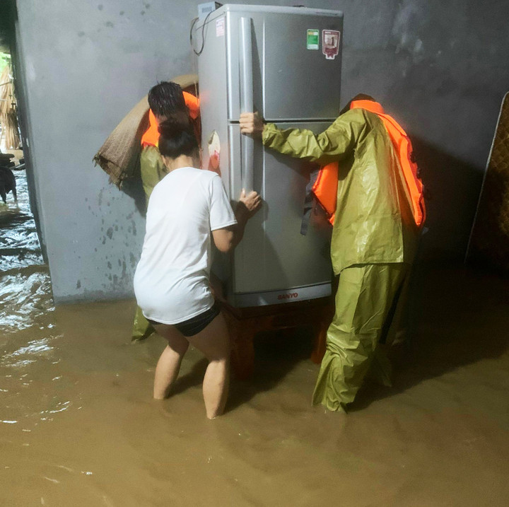 Phú Thọ: Công an dầm mưa cảnh báo lũ, giúp dân sơ tán - 8