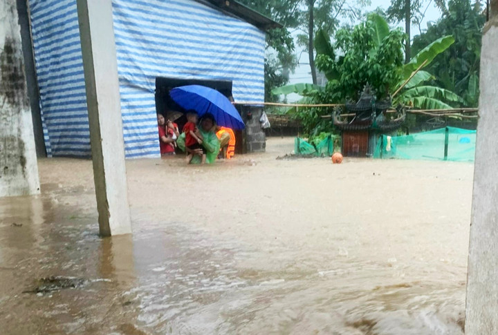 Phú Thọ: Công an dầm mưa cảnh báo lũ, giúp dân sơ tán - 9