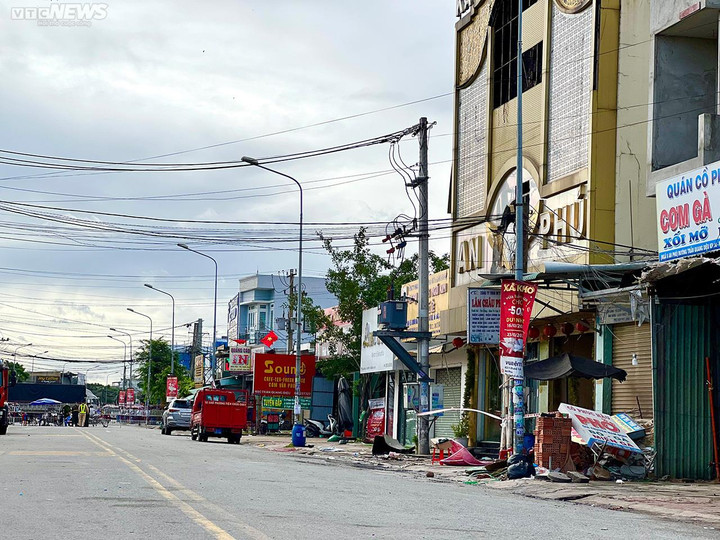 Ảnh: Một ngày sau vụ cháy quán karaoke ở Bình Dương - 1