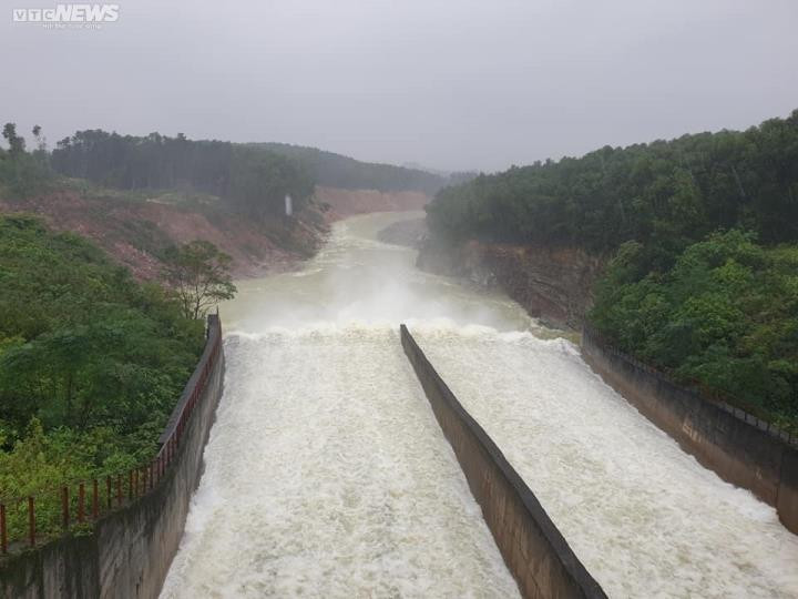 Hà Tĩnh xả tràn 3 hồ chứa nước trước nguy cơ mưa lũ - 1