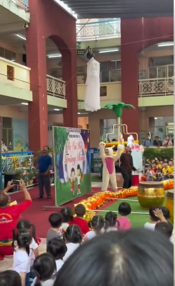 Giật mình với các màn vui đón trung thu lỡ mang nhầm 'phong cách rằm tháng 7' - 2