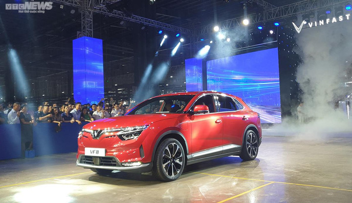VinFast bàn giao 100 ô tô điện VF 8 đầu tiên cho những người đặt cọc sớm nhất - 2