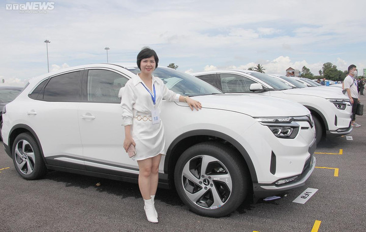 VinFast bàn giao 100 ô tô điện VF 8 đầu tiên cho những người đặt cọc sớm nhất - 3