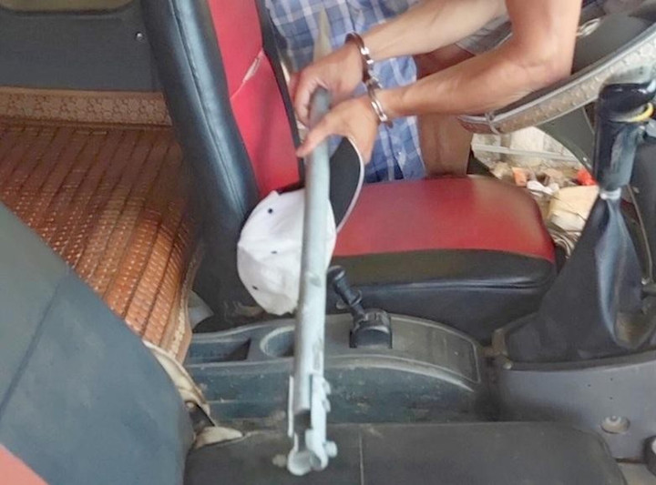 Đứng vẫy xe bên đường, người đàn ông bị đánh gãy xương hàm - 1