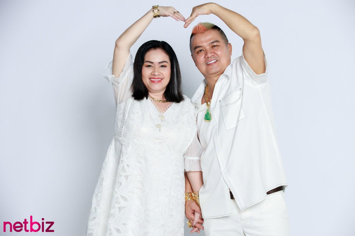 Ông bố ‘cool ngầu’ cùng con gái cầu hôn vợ bằng 99 bông hồng - 1