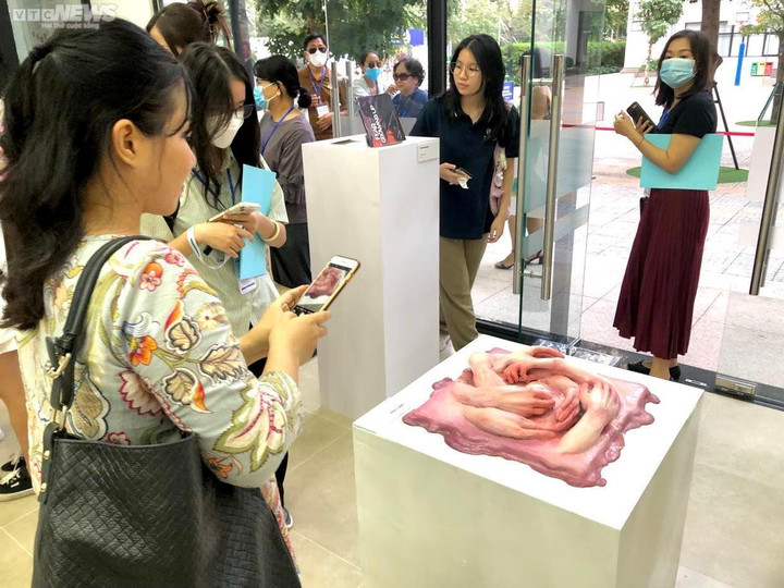 Triển lãm 'Thầm Thì' - những tác phẩm nghệ thuật ấn tượng của học sinh Vinschool - 3