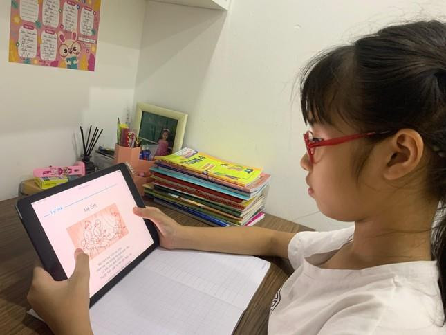 Sách giáo khoa điện tử: 'Gái đẹp' vẫn ế - 1