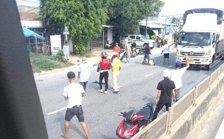 Bị yêu cầu dừng xe kiểm tra, thanh niên phóng xe máy tông cảnh sát giao thông - 1