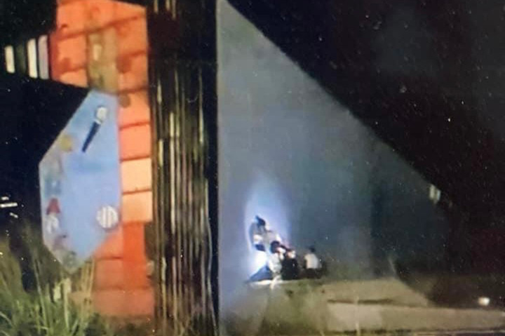 Cháy quán karaoke ở Đồng Nai, cảnh sát cùng dân đục tường cứu người mắc kẹt - 2