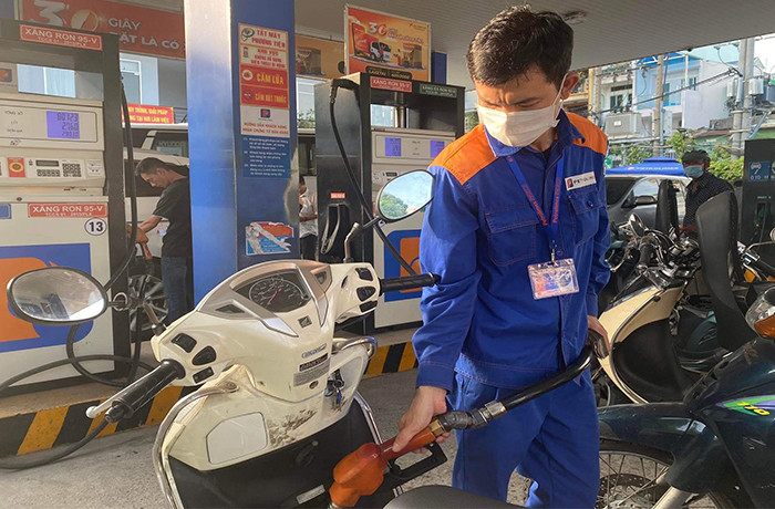 Giá xăng tăng lần thứ tư liên tiếp, lên sát 24.000 đồng/lít - 1