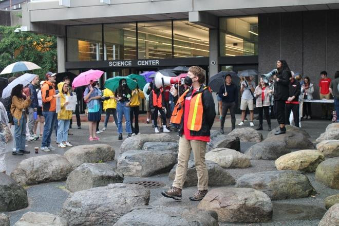 Giáo sư quấy rối tình dục quay lại dạy, sinh viên Harvard bỏ khỏi lớp - 1