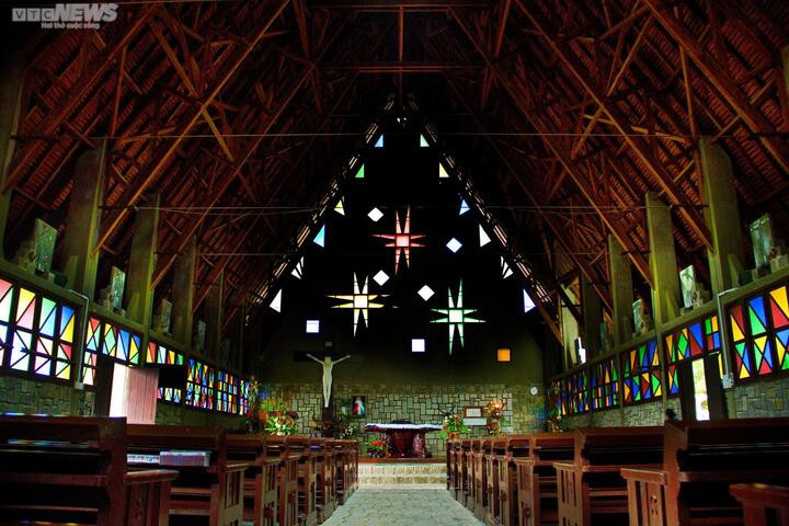 Ảnh: Khám phá nhà thờ gỗ mang kiến trúc nhà rông ở Đà Lạt - 11