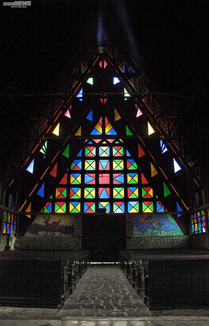 Ảnh: Khám phá nhà thờ gỗ mang kiến trúc nhà rông ở Đà Lạt - 12