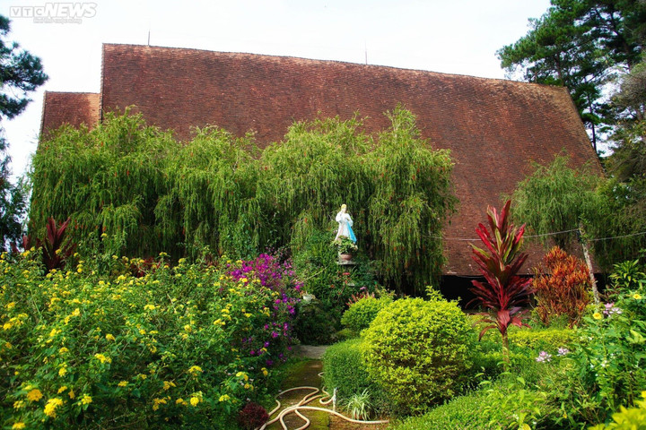 Ảnh: Khám phá nhà thờ gỗ mang kiến trúc nhà rông ở Đà Lạt - 2