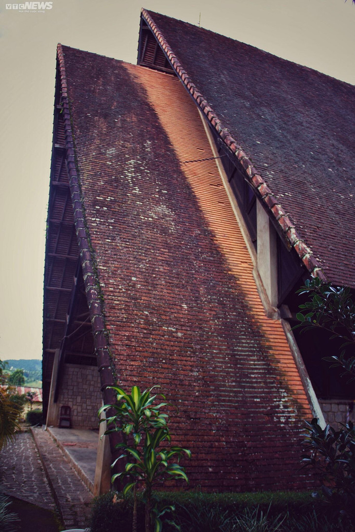 Ảnh: Khám phá nhà thờ gỗ mang kiến trúc nhà rông ở Đà Lạt - 6