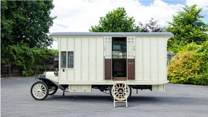 Bất ngờ với giá của chiếc xe dã ngoại cổ nhất thế giới - 5