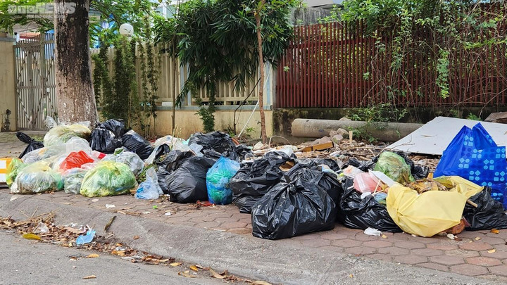 Công nhân vệ sinh môi trường bỏ việc, đường phố Bắc Ninh ngập rác thải - 3