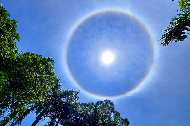 Ánh hào quang hiếm gặp xuất hiện giữa trưa ở Quảng Ninh - 1