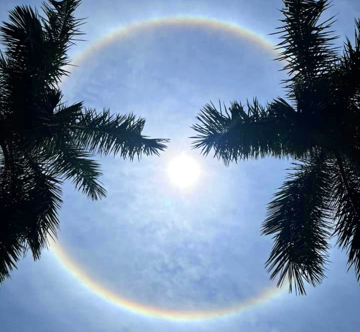 Ánh hào quang hiếm gặp xuất hiện giữa trưa ở Quảng Ninh - 5