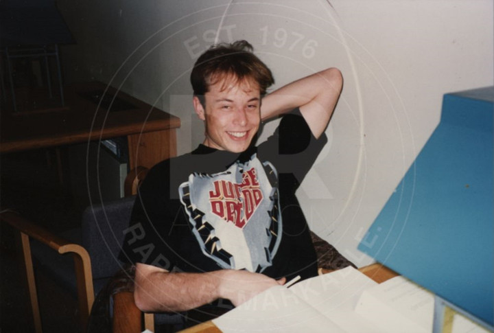 Bạn gái cũ đấu giá ảnh của Elon Musk - 1