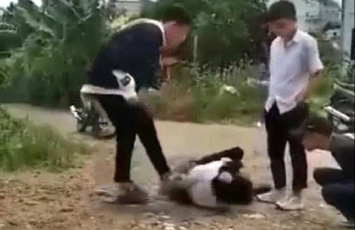 Hai học sinh lớp 7 bị đánh nhiều lần, phải nhập viện cấp cứu - 1