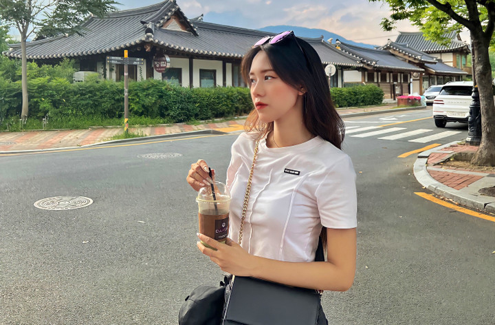 Nữ TikToker hút triệu view nhờ clip chia sẻ về văn học - 3