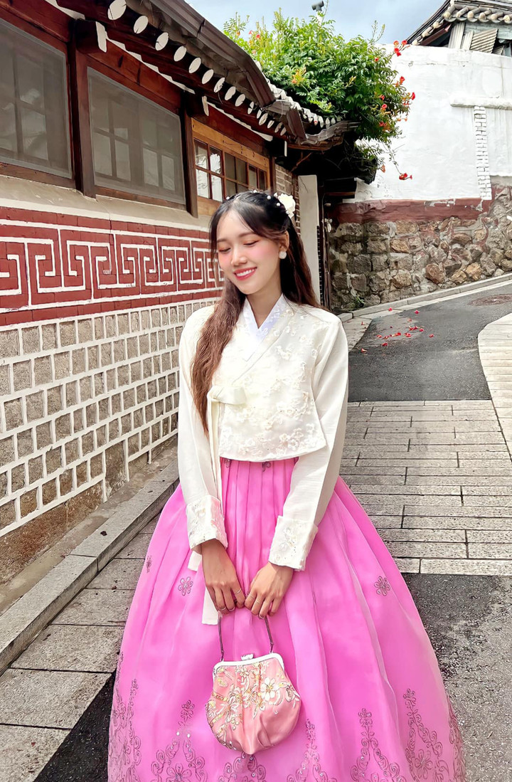 Nữ TikToker hút triệu view nhờ clip chia sẻ về văn học - 6