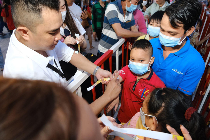 Đêm hội Trăng Rằm ở Thị trấn Địa Trung Hải thu hút 10.000 người tham dự - 1