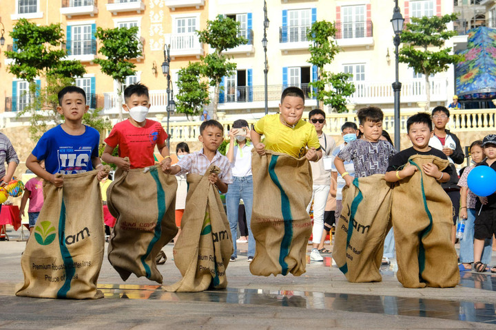 Đêm hội Trăng Rằm ở Thị trấn Địa Trung Hải thu hút 10.000 người tham dự - 3