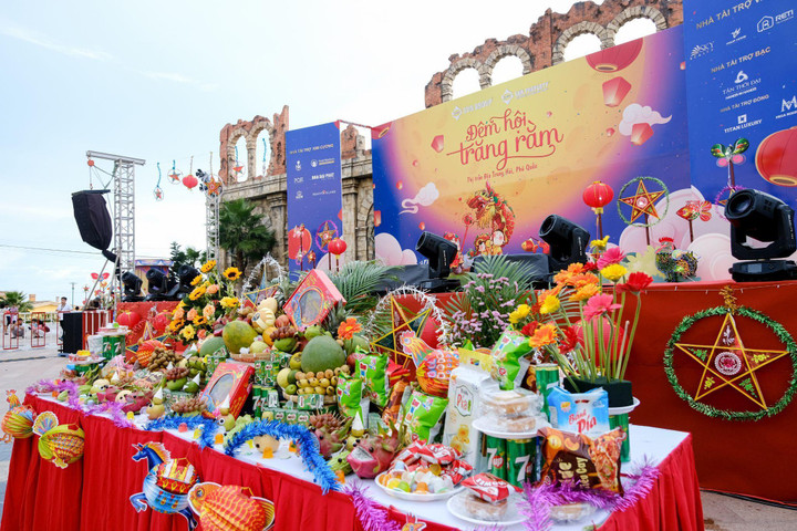 Đêm hội Trăng Rằm ở Thị trấn Địa Trung Hải thu hút 10.000 người tham dự - 6