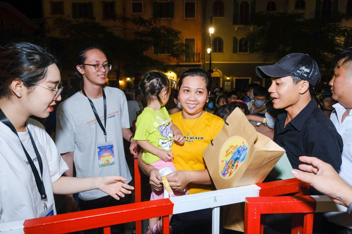 Đêm hội Trăng Rằm ở Thị trấn Địa Trung Hải thu hút 10.000 người tham dự - 11