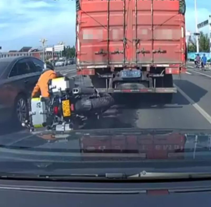 Chàng trai tức giận vì bị ô tô tông ngã nhưng nín nhịn khi biết danh tính tài xế - 1