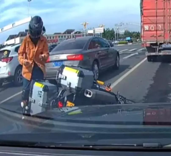 Chàng trai tức giận vì bị ô tô tông ngã nhưng nín nhịn khi biết danh tính tài xế - 2