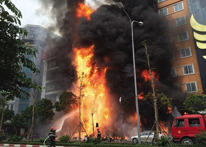 Nhiều người khi thấy 'giặc lửa' còn cầm điện thoại livestream mà không báo tin - 1