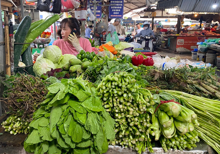 Giá xăng rẻ nhất từ đầu năm: Rau xanh, thực phẩm vẫn đắt đỏ - 1