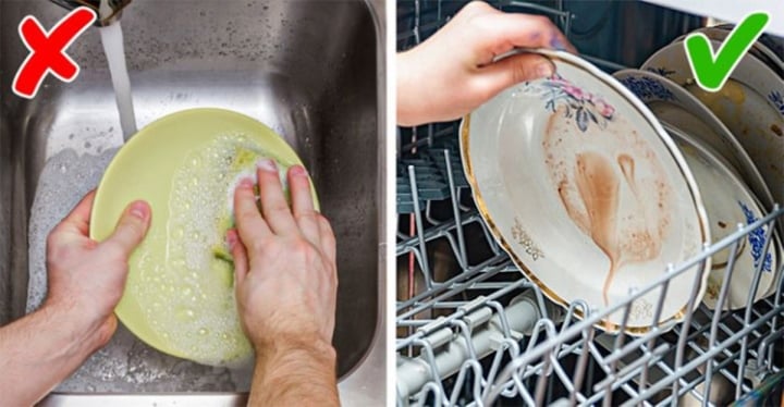 Làm sạch sơ bát đĩa trước khi cho vào máy là sai lầm khi dùng máy rửa bát cực kỳ phổ biến.
