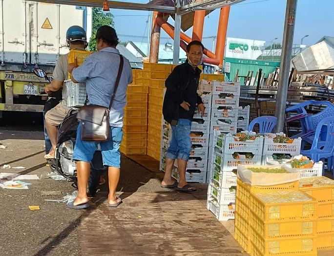 Trái cây Trung Quốc ồ ạt đổ về chợ đầu mối TP.HCM, giá rẻ không ngờ - 1
