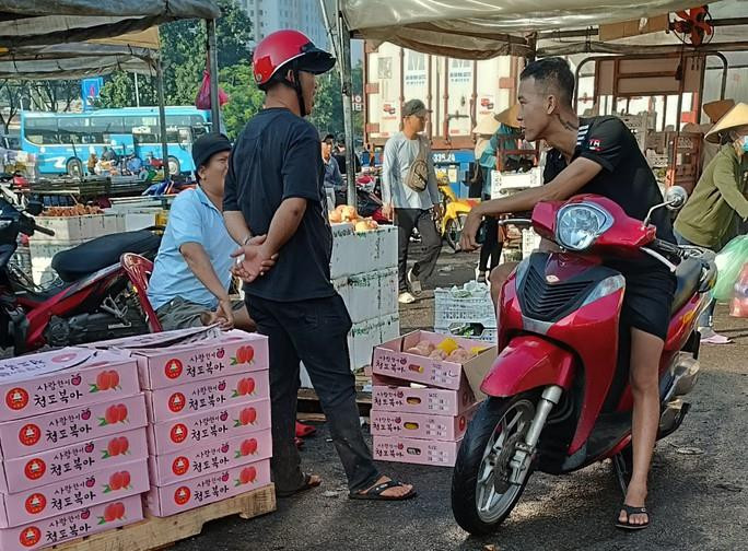 Trái cây Trung Quốc ồ ạt đổ về chợ đầu mối TP.HCM, giá rẻ không ngờ - 4